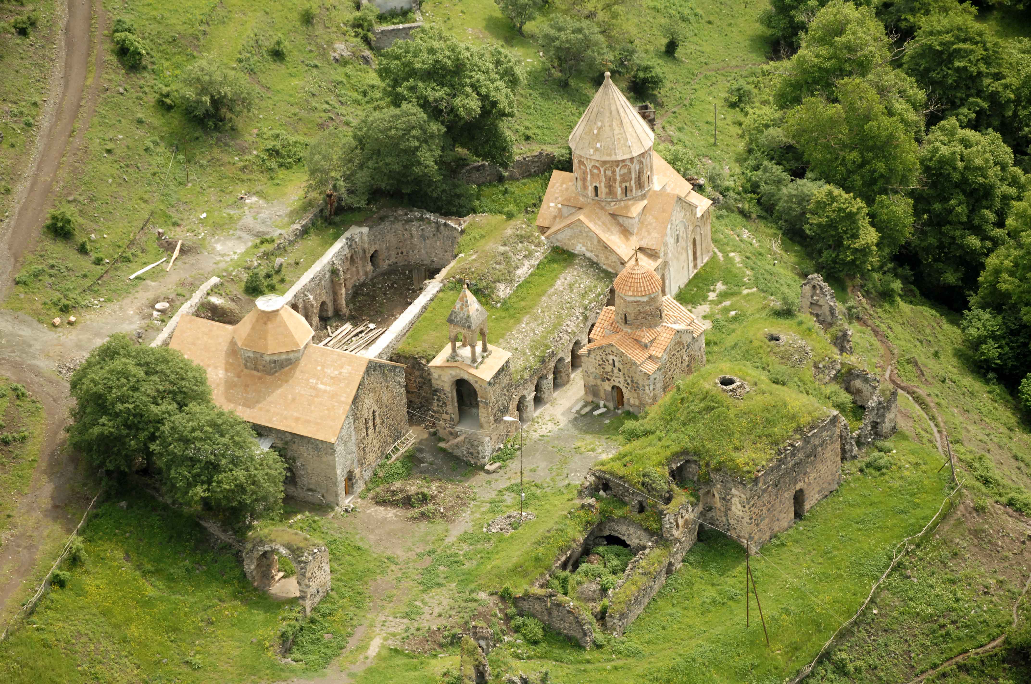 Dadivankʻ monastery (late 12th-13th century), Artsʻakh. Aerial view from the southwest, without the southwestern residential group. Photo: H.H. Khatcherian