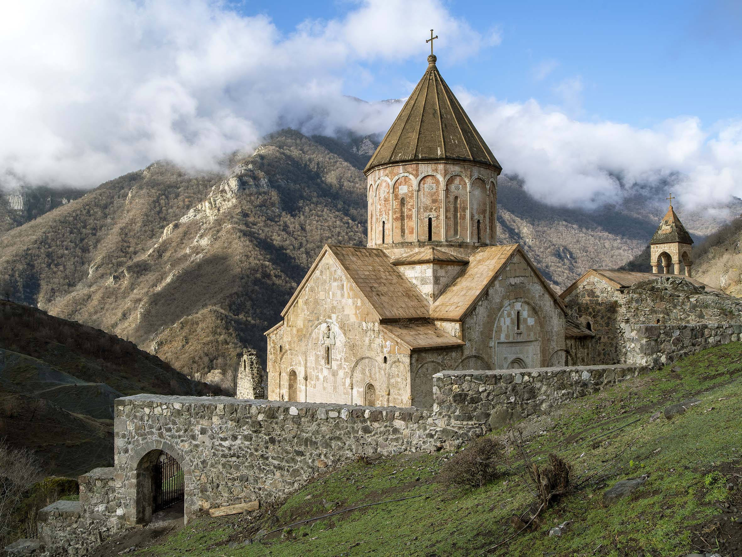 Dadivankʻ monastery, Artsʻakh. Main church (Katʻoghikē), 1214. General view from the northeast. Photo: H.H. Khatcherian