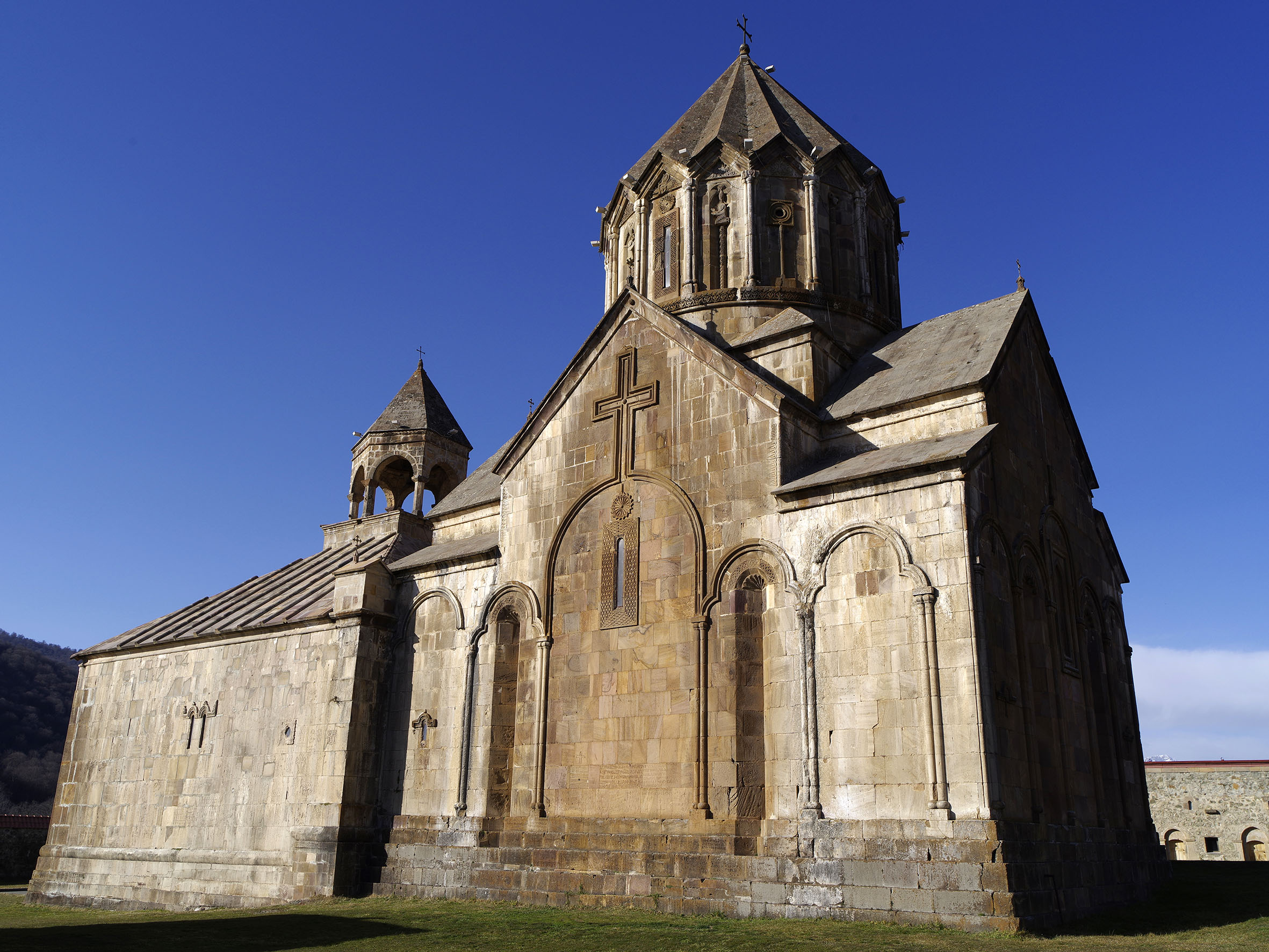 Gandzasar monastery (1216-1261/66), Artsʻakh. Central core: the church and the narthex (zhamatun/gawitʻ) viewed from the south-southeast. Photo: H.H. Khatcherian