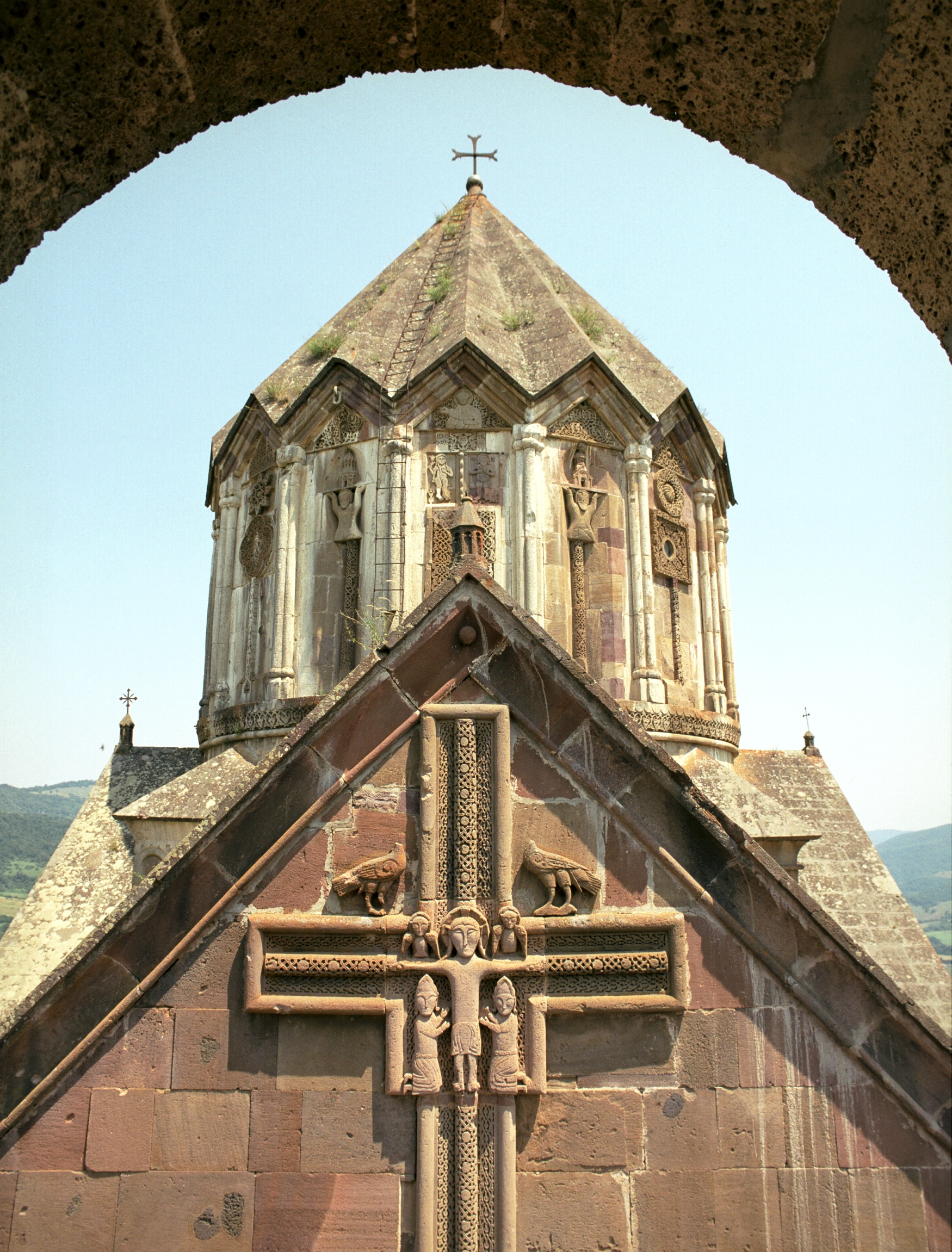 Gandzasar monastery. Church of St-John the Baptist / Surb Yovhannēs Mkrtichʻ (1216-1238). Gable of the west façade. Photo: H. H. Khatcherian