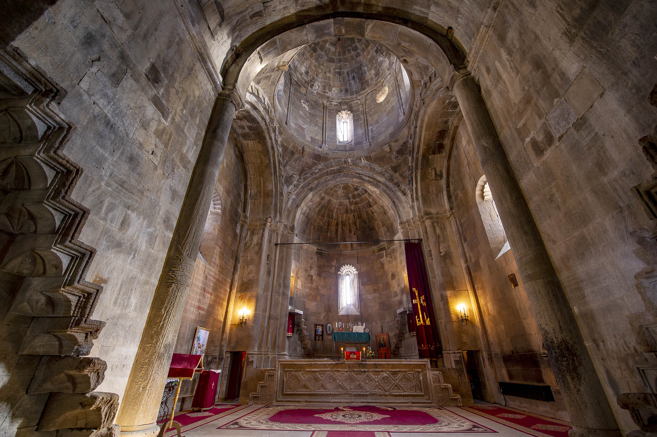 Gandzasar monastery. Church of St-John the Baptist / Surb Yovhannēs Mkrtichʻ (1216-1238). Internal view towards the apse. Photo: H.H. Khatcherian